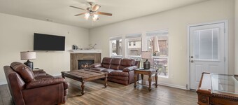 4 bedroom house with theatre! 10 minutes from Six Flags Hurricane Harbor!