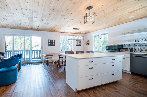 Interior - BearHaus Central AC, HUGE Hot Tub, Awesome FirePit (Killington)