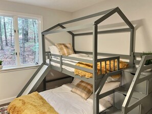 6 bedrooms, desk, iron/ironing board, travel cot