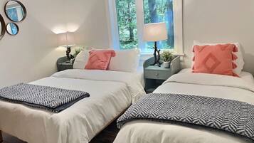 6 soverom, skrivebord, strykejern/-brett og reiseseng for barn