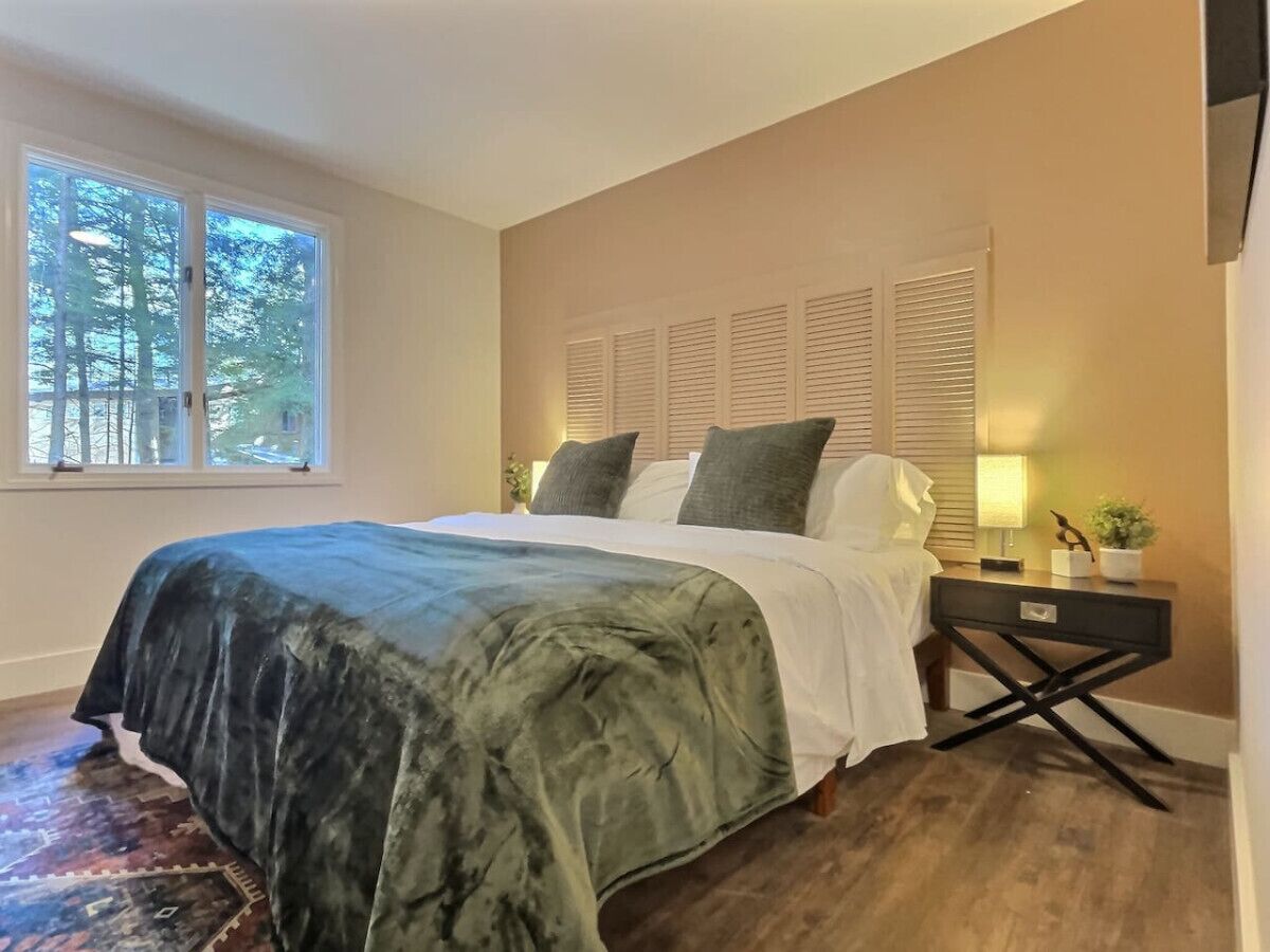 6 slaapkamers, een bureau, een strijkplank/strijkijzer, reisbedje