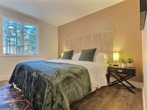 6 間睡房、書桌、熨斗/熨衫板、可攜式嬰兒床