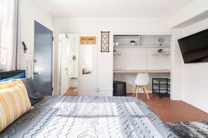 3 habitaciones, escritorio y tabla de planchar con plancha