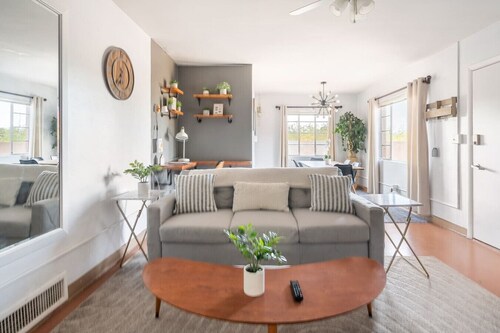 Bright & Airy – Near UofA, 2 Min to Banner!