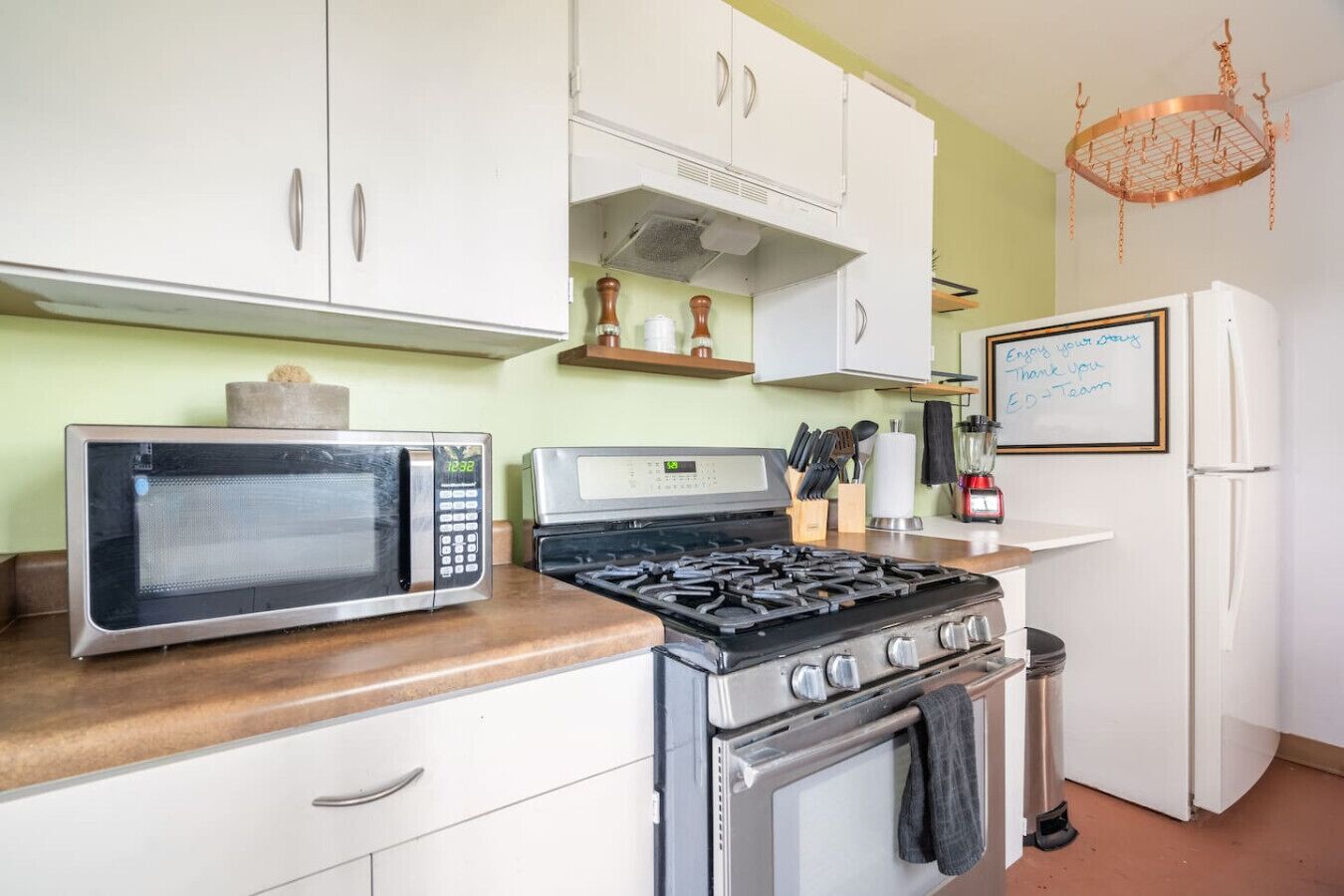 Kjøleskap, mikrobølgeovn, ovn og kokeplater