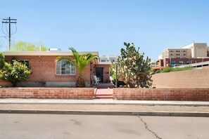 Exterior - 2BR Spacious Stay | Near UofA & Banner (Tucson)