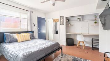 3 makuuhuonetta, työpöytä, silitysrauta/-lauta, vauvan matkasänky