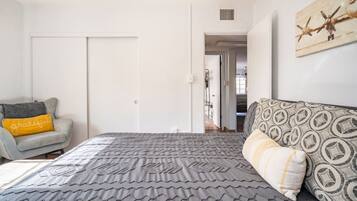 3 habitaciones, escritorio y tabla de planchar con plancha