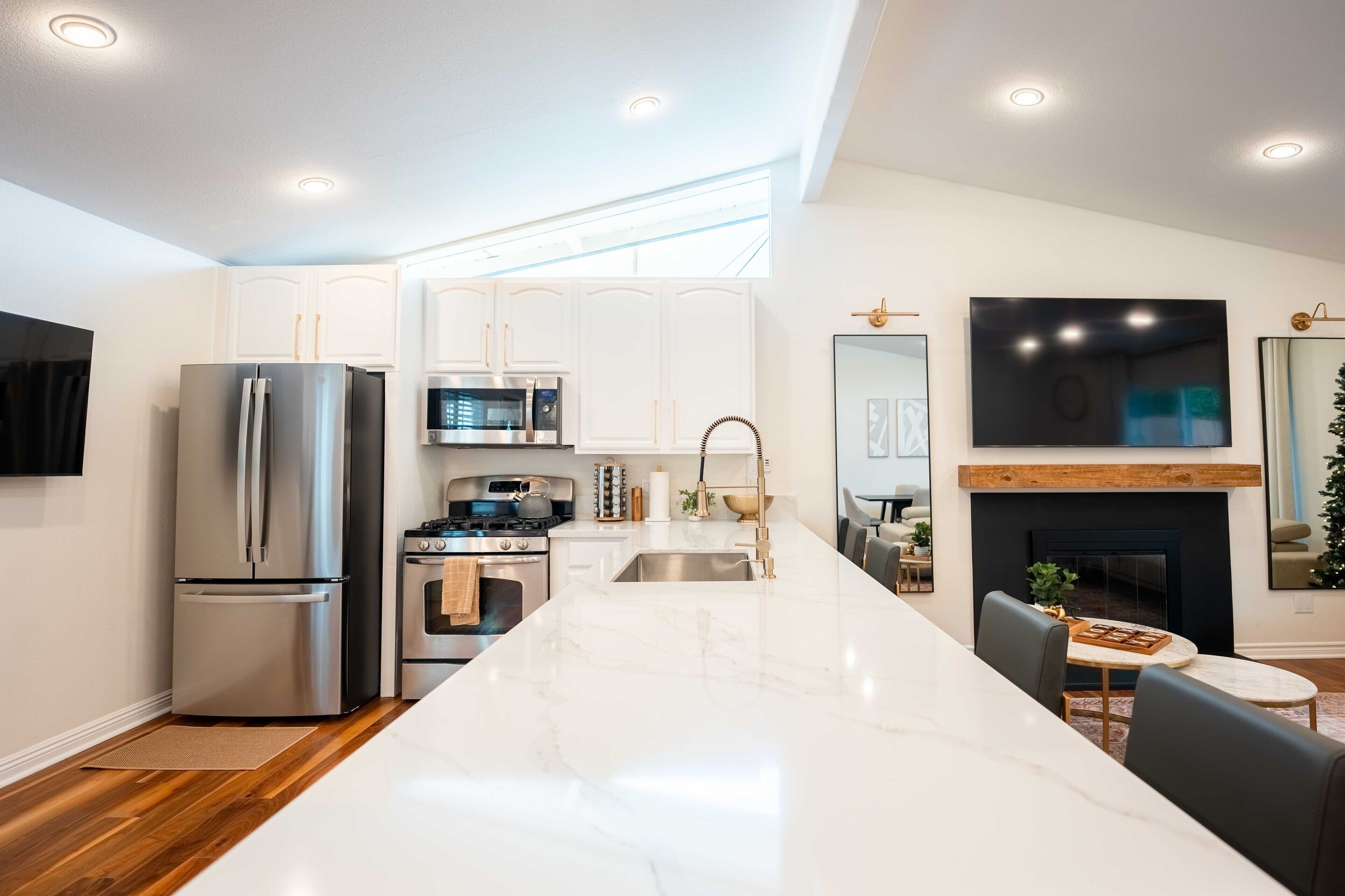 ثلاجة، ميكروويف، فرن، موقد طهي مسطح