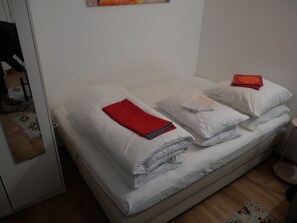 1 slaapkamer, een strijkplank/strijkijzer, gratis wifi, beddengoed