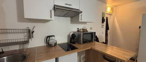 Fridge, microwave, stovetop, coffee/tea maker