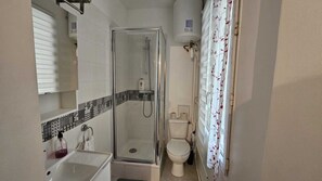 Shower, hair dryer, towels, soap - Studio in heart of Montmartre (Paris)