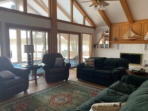 Smart TV, libros y monitor de computadora 