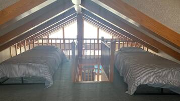 4 bedrooms, desk, free WiFi, bed sheets