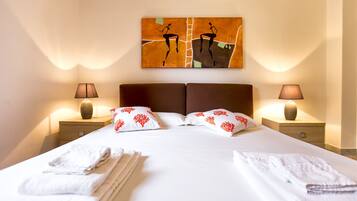 6 bedrooms, desk, iron/ironing board, travel cot