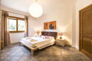 6 Schlafzimmer, Schreibtisch, Bügeleisen/Bügelbrett, Reisekinderbett