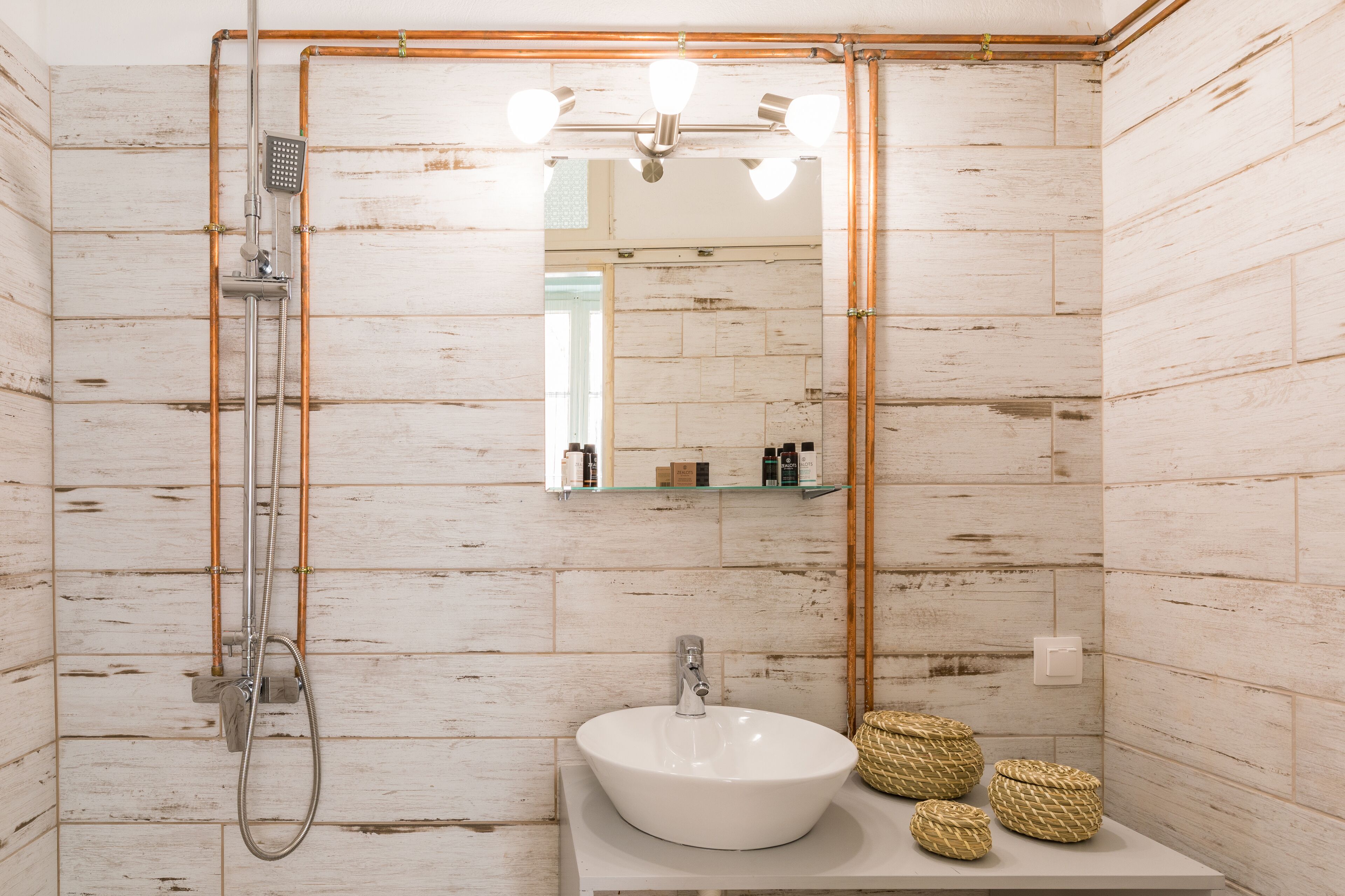 Gallery-Apartment | Badezimmer | Kostenlose Toilettenartikel, Haartrockner, Handtücher, Toilettenpapier