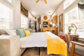 1 غرفة نوم ومكتب ومكواة/لوح كي وسرير سفر