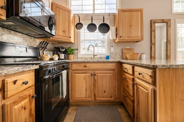 Køleskab, mikrobølgeovn, ovn, kogeplade