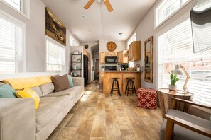 TV, books - Sunny Tiny Haven | BBQ, Fresh Vibes & Peak Views (Woodland Park)