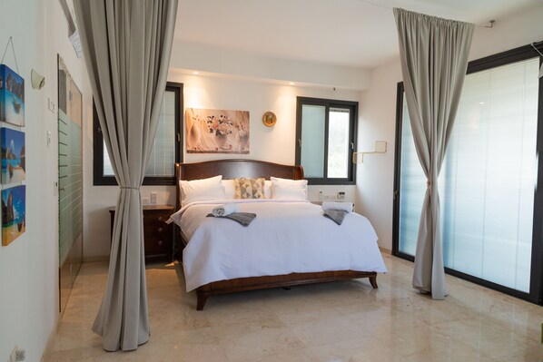 Royal Room | Premium bedding, memory foam beds, individually decorated, desk