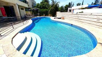 Piscina externa, funciona das 8h às 21h, espreguiçadeiras