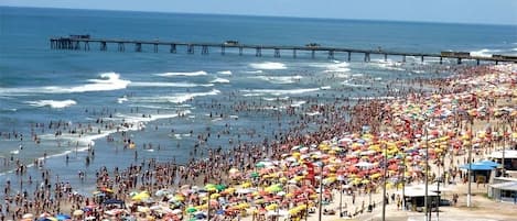 Una spiaggia nelle vicinanze, sabbia bianca, un bar sulla spiaggia