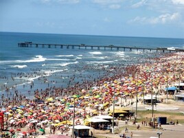 Perto da praia, areia branca, bar na praia