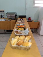 Café da manhã com buffet grátis todos os dias