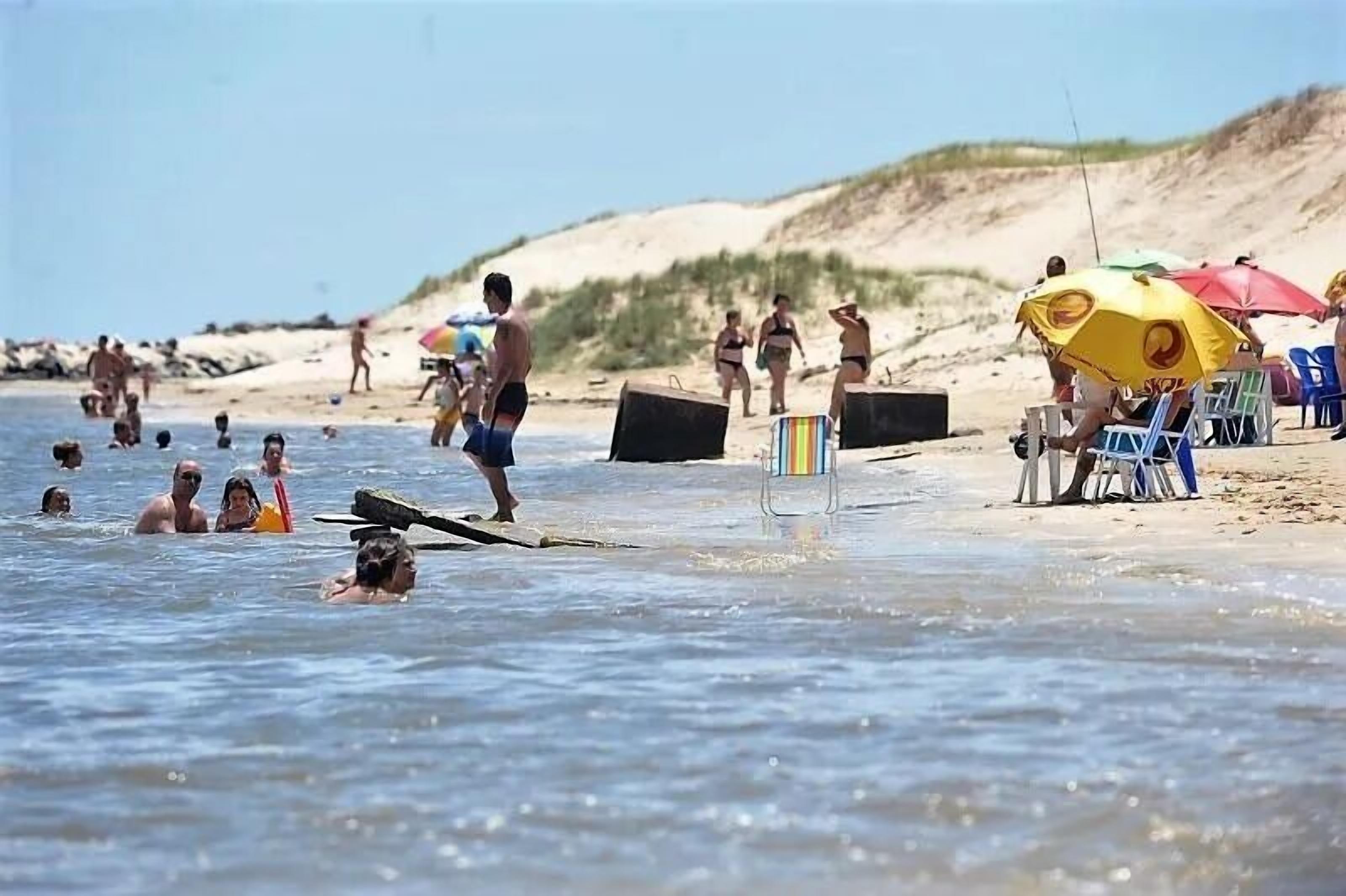 Perto da praia, areia branca, bar na praia 
