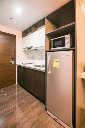 Kühlschrank, Mikrowelle, Wasserkocher, Kochgeschirr/Geschirr/Besteck