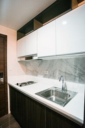 Kühlschrank, Mikrowelle, Wasserkocher, Kochgeschirr/Geschirr/Besteck