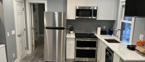 Een koelkast, een magnetron, een oven, een kookplaat