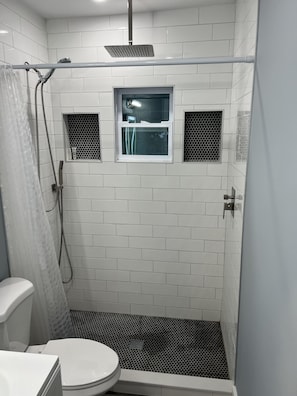 Ducha, secador de pelo, toallas y champú
