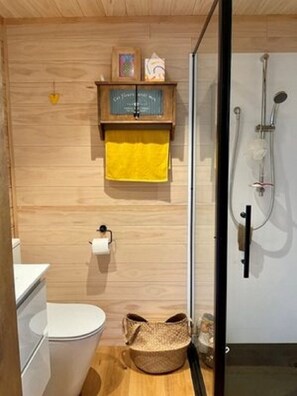 Shower, hair dryer, towels, soap - Are Mii , a stylish one room container home (Arorangi District)