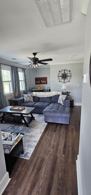 Smart TV, video games - Bring your horses!1 Bdrm Apt, sleeps four in a quiet country setting. (Williston)