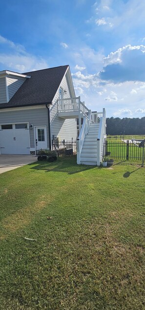 Exterior - Modern Farm Retreat - Fresh Eggs - Pet Friendly (Williston)