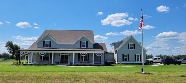 Exterior - Bring your horses!1 Bdrm Apt, sleeps four in a quiet country setting. (Williston)