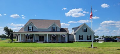 Modern Farm Retreat - Fresh Eggs - Pet Friendly