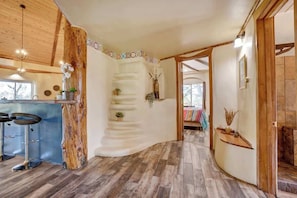 5 bedrooms, WiFi, bed sheets - The Hobbit House: Avenue of The Giants Adventure! (Benbow)