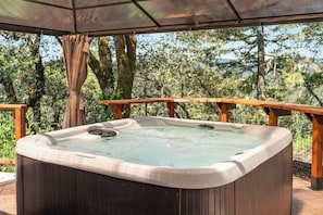 Outdoor spa tub - The Hobbit House: Avenue of The Giants Adventure! (Benbow)