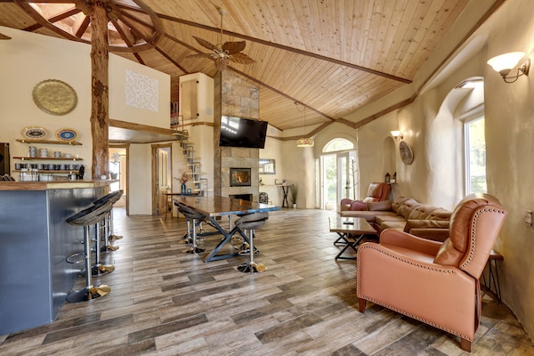 Een smart-tv, een open haard en een stereo