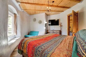 5 bedrooms, iron/ironing board, WiFi, bed sheets - The Hobbit House: Avenue of The Giants Adventure! (Benbow)