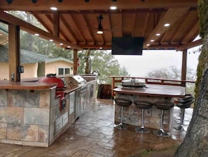 Outdoor dining - The Hobbit House: Avenue of The Giants Adventure! (Benbow)