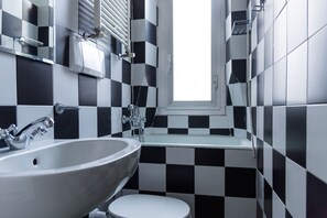 Sèche-cheveux, serviettes fournies, savon, shampoing
