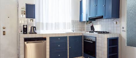 Een koelkast, een microgolfoven, een oven, een kookplaat