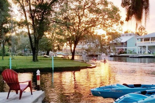 Bigfoot Bungalow -Enjoy being directly on clear waters of the Weeki Wachee River