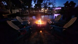 Property grounds - Bigfoot Bungalow -Enjoy being directly on clear waters of the Weeki Wachee River (Weeki Wachee)