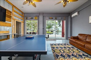 Games room - Bigfoot Bungalow -Enjoy being directly on clear waters of the Weeki Wachee River (Weeki Wachee)