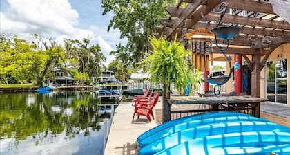 Bigfoot Bungalow -Enjoy being directly on the clear waters of Weeki Wachee River
